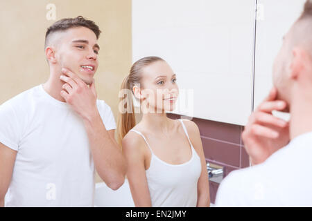Young couple in front of mirror Banque D'Images