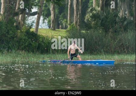 Adolescent kayak Lake Griffin à Leesburg, Florida USA Banque D'Images