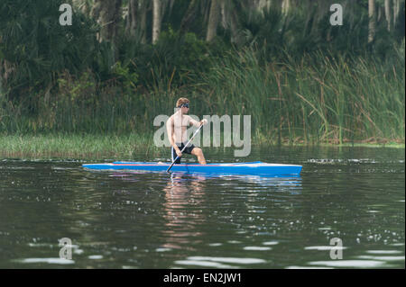 Adolescent kayak Lake Griffin à Leesburg, Florida USA Banque D'Images