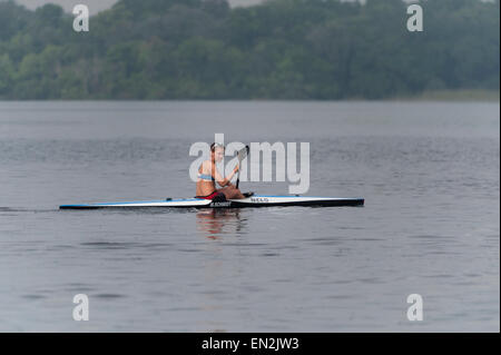 Les adolescents kayak Lake Griffin à Leesburg, Florida USA Banque D'Images