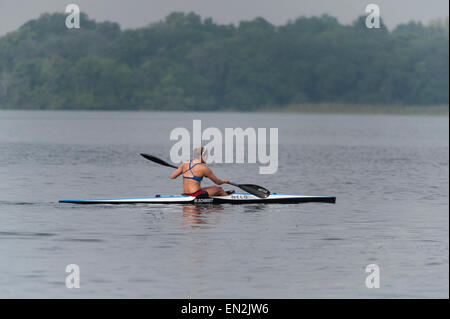 Les adolescents kayak Lake Griffin à Leesburg, Florida USA Banque D'Images