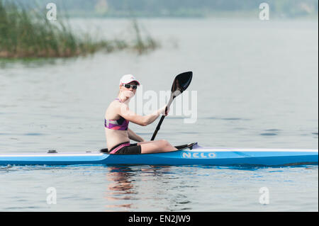 Les adolescents kayak Lake Griffin à Leesburg, Florida USA Banque D'Images