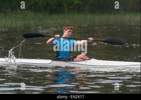 Adolescent kayak Lake Griffin à Leesburg, Florida USA Banque D'Images