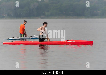 Les adolescents kayak Lake Griffin à Leesburg, Florida USA Banque D'Images