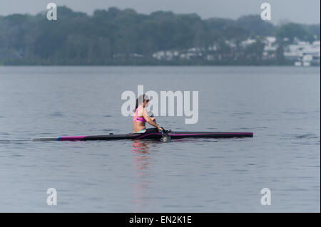 Adolescent kayak Lake Griffin à Leesburg, Florida USA Banque D'Images