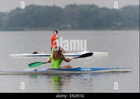 Les adolescents kayak Lake Griffin à Leesburg, Florida USA Banque D'Images