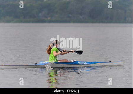 Adolescent kayak Lake Griffin à Leesburg, Florida USA Banque D'Images