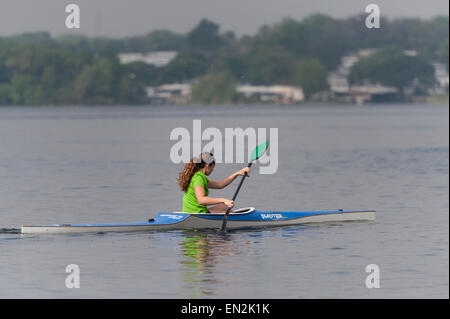 Adolescent kayak Lake Griffin à Leesburg, Florida USA Banque D'Images