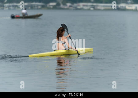 Adolescent kayak Lake Griffin à Leesburg, Florida USA Banque D'Images