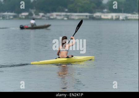 Adolescent kayak Lake Griffin à Leesburg, Florida USA Banque D'Images