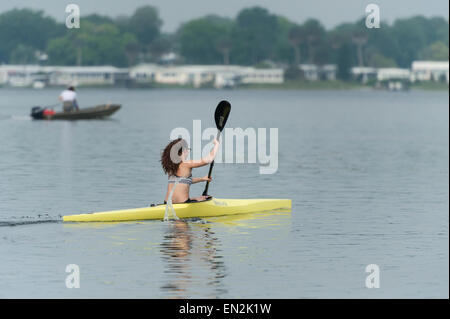 Adolescent kayak Lake Griffin à Leesburg, Florida USA Banque D'Images