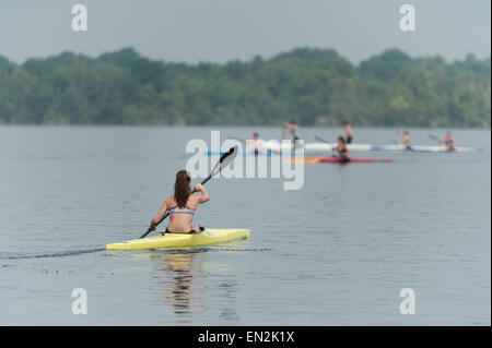 Les adolescents kayak Lake Griffin à Leesburg, Florida USA Banque D'Images