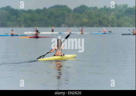 Les adolescents kayak Lake Griffin à Leesburg, Florida USA Banque D'Images