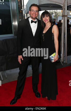 John Green (L) et sa femme Sarah Urist assister à la fois 100 2015 Gala au Frederick P. Rose Hall, Jazz at Lincoln Center. Banque D'Images