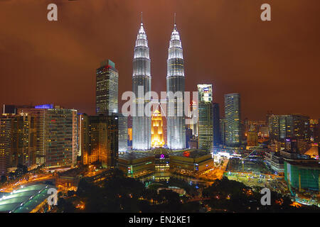 Les Tours Petronas gratte-ciel de nuit, KLCC, Kuala Lumpur, Malaisie Banque D'Images