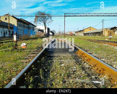 Branchements sur l'ancienne gare ferroviaire. Sa fonction est le croisement des voies ferrées avec ma voie. Banque D'Images