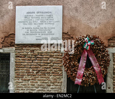 Venise, Province de Venise, Italie. 7 Oct, 2004. Une plaque commémorative et la couronne, dans le Campo del Gheto Novo, la place principale du quartier juif, à la victime de l'Holocauste Adolfo Ottolenchi, Grand Rabbin de Venise, qui a été arrêté en 1943 et déporté à Auschwitz-Birkenau où il est mort. © Arnold Drapkin/ZUMA/Alamy Fil Live News Banque D'Images