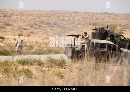 Sabratha, Libye. Apr 26, 2015. Certains combattants pour la Libye l'aube montés sur camion pousse près de mitrailleuses de la zone de combat à Sabratha, Libye, le 26 avril 2015. Des affrontements ont éclaté dimanche entre la coalition islamiste armé Libye l'aube et les forces pro-gouvernementales près de la base aérienne d'Wetia, quelque 170 kilomètres à l'ouest de la capitale Tripoli. Credit : Hamza Turkia/Xinhua/Alamy Live News Banque D'Images