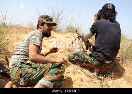 Sabratha, Libye. Apr 26, 2015. Un combattant pour la Libye avec reconnoiters aube un binoculaire près de la zone de combat à Sabratha, Libye, le 26 avril 2015. Des affrontements ont éclaté dimanche entre la coalition islamiste armé Libye l'aube et les forces pro-gouvernementales près de la base aérienne d'Wetia, quelque 170 kilomètres à l'ouest de la capitale Tripoli. Credit : Hamza Turkia/Xinhua/Alamy Live News Banque D'Images