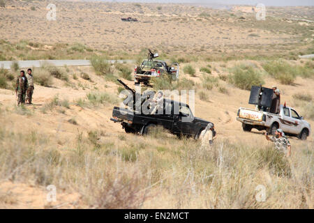 Sabratha, Libye. Apr 26, 2015. Certains combattants pour la Libye l'aube montés sur camion pousse près de mitrailleuses de la zone de combat à Sabratha, Libye, le 26 avril 2015. Des affrontements ont éclaté dimanche entre la coalition islamiste armé Libye l'aube et les forces pro-gouvernementales près de la base aérienne d'Wetia, quelque 170 kilomètres à l'ouest de la capitale Tripoli. Credit : Hamza Turkia/Xinhua/Alamy Live News Banque D'Images