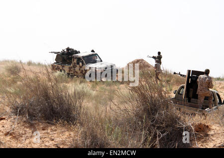 Sabratha, Libye. Apr 26, 2015. Certains combattants pour la Libye l'aube montés sur camion pousse près de mitrailleuses de la zone de combat à Sabratha, Libye, le 26 avril 2015. Des affrontements ont éclaté dimanche entre la coalition islamiste armé Libye l'aube et les forces pro-gouvernementales près de la base aérienne d'Wetia, quelque 170 kilomètres à l'ouest de la capitale Tripoli. Credit : Hamza Turkia/Xinhua/Alamy Live News Banque D'Images