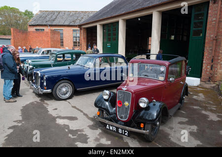 Scène avec des voitures classiques à la 5e brunch du dimanche Scramble à Bicester Oxfordshire, Angleterre, du patrimoine Banque D'Images