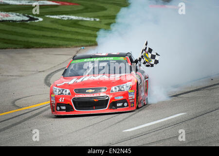 Richmond, VA, États-Unis d'Amérique. 14Th Mar, 2015. Richmond, VA - Apr 26, 2015 : Kurt Busch (41) célèbre sa victoire avec un burnout sur le devant s'étirer après avoir remporté le 400 propriétaires de Toyota au Richmond International Raceway à Richmond, VA. © csm/Alamy Live News Banque D'Images