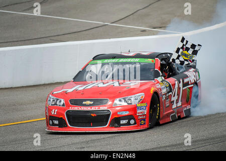 Richmond, VA, États-Unis d'Amérique. 14Th Mar, 2015. Richmond, VA - Apr 26, 2015 : Kurt Busch (41) célèbre sa victoire avec un burnout sur le devant s'étirer après avoir remporté le 400 propriétaires de Toyota au Richmond International Raceway à Richmond, VA. © csm/Alamy Live News Banque D'Images