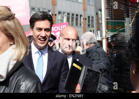Leader du Parti Travailliste Ed Miliband promenades dans la foule lors d'une visite à Crouch End, au nord de Londres, au Royaume-Uni. Banque D'Images