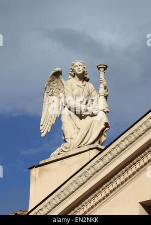 Statue ange avec candélabres sur le haut de Saint Rocco église à Rome, Italie Banque D'Images