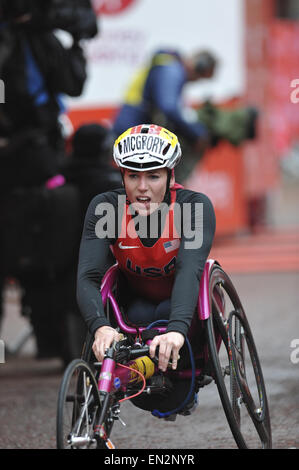 Londres, Royaume-Uni. Apr 26, 2015. Amanda McGrory (USA) à la fatigue qu'elle finit la Women's T53/54 course à la Vierge Argent Marathon de Londres, dimanche 25 avril 2015. McGrory a terminé à la 3ème place. Crédit : Michael Preston/Alamy Live News Banque D'Images