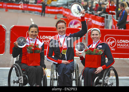 Londres, Royaume-Uni. Apr 26, 2015. Les gagnants de la course de la femme T53/54 tenant leurs trophées après la cérémonie de remise des médailles à la Vierge Argent Marathon de Londres, dimanche 25 avril 2015. De G à D : Manuela Schaer (SUI, 2e place), Tatyana McFadden (USA,1e place), Amanda McGrory (USA, 3e place) Crédit : Michael Preston/Alamy Live News Banque D'Images