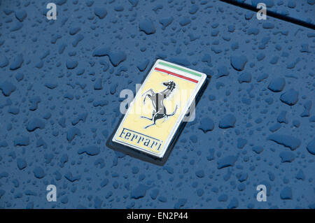 Voitures de luxe ferrari bleu sur le badge de capot arrière avec des gouttes de pluie Banque D'Images