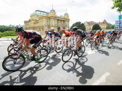 Zagreb, Croatie. Apr 26, 2015. Les cyclistes course pendant la cinquième étape du Tour de France 2015 cycliste à Zagreb, capitale de la Croatie, le 26 avril 2015. Maciej Paterski équipe de Pologne, la CCC Polkowice Sprandi a remporté la course. Crédit : Le Miso Lisanin/Xinhua/Alamy Live News Banque D'Images