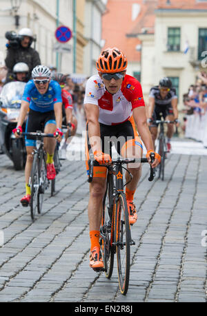 Zagreb, Croatie. Apr 26, 2015. Maciej Paterski de Pologne (avant) franchit la ligne d'arrivée lors de la Tournée 2015 de la Croatie à Zagreb, course cycliste de capitale de la Croatie, le 26 avril 2015. Maciej Paterski équipe de Pologne, la CCC Polkowice Sprandi a remporté la course. Crédit : Le Miso Lisanin/Xinhua/Alamy Live News Banque D'Images