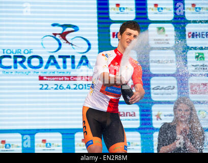 Zagreb, Croatie. Apr 26, 2015. Maciej Paterski de Pologne célèbre au cours de la cérémonie de la victoire du Tour 2015 course cycliste de la Croatie à Zagreb, capitale de la Croatie, le 26 avril 2015. Maciej Paterski équipe de Pologne, la CCC Polkowice Sprandi a remporté la course. Crédit : Le Miso Lisanin/Xinhua/Alamy Live News Banque D'Images