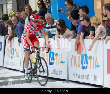 Zagreb, Croatie. Apr 26, 2015. Une compétition cycliste croate au cours de la cinquième étape du Tour de France 2015 cycliste à Zagreb, capitale de la Croatie, le 26 avril 2015. Maciej Paterski équipe de Pologne, la CCC Polkowice Sprandi a remporté la course. Crédit : Le Miso Lisanin/Xinhua/Alamy Live News Banque D'Images