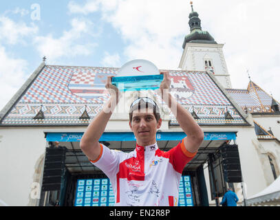 Zagreb, Croatie. Apr 26, 2015. Maciej Paterski de Pologne pose avec son trophée lors de la cérémonie de la victoire du Tour 2015 course cycliste de la Croatie à Zagreb, capitale de la Croatie, le 26 avril 2015. Maciej Paterski équipe de Pologne, la CCC Polkowice Sprandi a remporté la course. Crédit : Le Miso Lisanin/Xinhua/Alamy Live News Banque D'Images