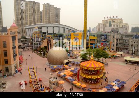 Ouvriers de la construction Chine - New South China Mall, Dongguan Chine. Le plus grand centre commercial du monde / ancien centre commercial fantôme infâme Banque D'Images