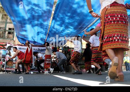 Les chefs de tribu a effectué la "Pattong dance" (danse de l'unité) au cours des célébrations du 2e jour de 31e jour de la Cordillère dans People's Park Baguio City (province du nord de la ville de Manille), vendredi. Journée 2105 de la Cordillère est décentralisé ce avril 2015 début avril 23 jusqu'à 29 Avril, 2015 dans les différentes provinces, y compris la Cordillère Baguio. Il n'y a pas de célébration centralisée au niveau régional cette année. Alors qu'outre-mer, Journée de commémoration de la Cordillère se tiendra à Hong Kong le 10 mai et à Montréal, Canada le 25 avril 2015. (Photo par Gregorio B. Dantes Jr./Pacific Press) Banque D'Images