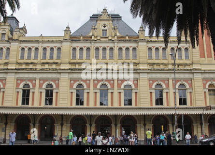 SAO PAULO, BRÉSIL - 8 mars, 2015 : Façade de Luz Gare à Sao Paulo au Brésil. Banque D'Images