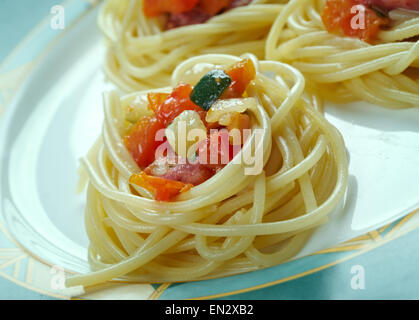Squash en spirale des spaghettis avec sauce aux légumes et saucisses . Banque D'Images