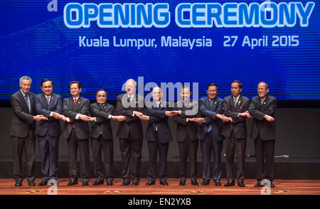 Kuala Lumpur, Malaisie. Apr 27, 2015. Les dirigeants de l'Association des nations de l'Asie du Sud-Est (ANASE) serrer la main lors de la cérémonie d'ouverture du 26e Sommet de l'ASEAN à Kuala Lumpur, Malaisie, le 27 avril 2015. Le sommet de l'ASEAN cette année mettra l'accent sur les actions prioritaires et les initiatives pour la réalisation de la communauté de l'ASEAN en 2015 et permettra d'assurer le processus d'intégration de continuer progressivement au-delà de 2015, Secrétariat de l'ANASE a déclaré lundi. Crédit : Il Jiajing/Xinhua/Alamy Live News Banque D'Images