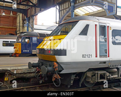 Abellio une plus grande Anglia Class 82 locomotive électrique à la tête d'un train d'arriver en gare de Norwich à partir de Londres. Banque D'Images