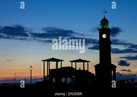 Herne Bay, Kent, UK. 27 avril 2015 : Météo France. Avant l'aube, glow sur Herne Bay seafront avec la tour de la silhouette sur le ciel clair du matin. Après les averses de dimanche les prochains jours seront très bien dans le sud-est Banque D'Images