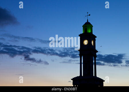 Herne Bay, Kent, UK. 27 avril 2015 : Météo France. Avant l'aube, glow sur Herne Bay seafront avec la tour de la silhouette sur le ciel clair du matin. Après les averses de dimanche les prochains jours seront très bien dans le sud-est Banque D'Images