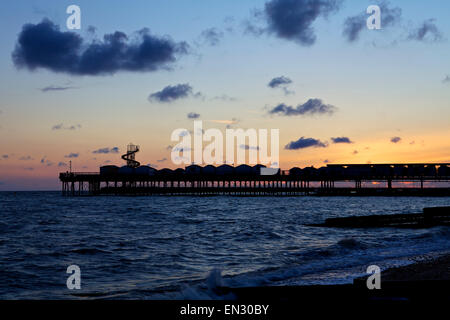 Herne Bay, Kent, UK. 27 avril 2015 : Météo France. Lever du soleil à Herne Bay front de mer avec l'embarcadère silhouetté contre le ciel tôt le matin. Après les averses de dimanche les prochains jours seront très bien dans le sud-est Banque D'Images