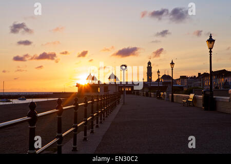 Herne Bay, Kent, UK. 27 avril 2015 : Météo France. Lever du soleil à Herne Bay seafront, silhouetté contre le ciel tôt le matin. Après les averses de dimanche les prochains jours seront très bien dans le sud-est Banque D'Images