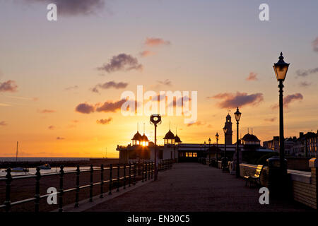 Herne Bay, Kent, UK. 27 avril 2015 : Météo France. Lever du soleil à Herne Bay seafront, silhouetté contre le ciel tôt le matin. Après les averses de dimanche les prochains jours seront très bien dans le sud-est Banque D'Images