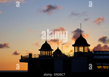 Herne Bay, Kent, UK. 27 avril 2015 : Météo France. Lever du soleil à Herne Bay seafront, silhouetté contre le ciel tôt le matin. Après les averses de dimanche les prochains jours seront très bien dans le sud-est Banque D'Images